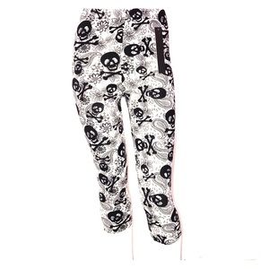 Super cute buttery soft black/white skulls Capris